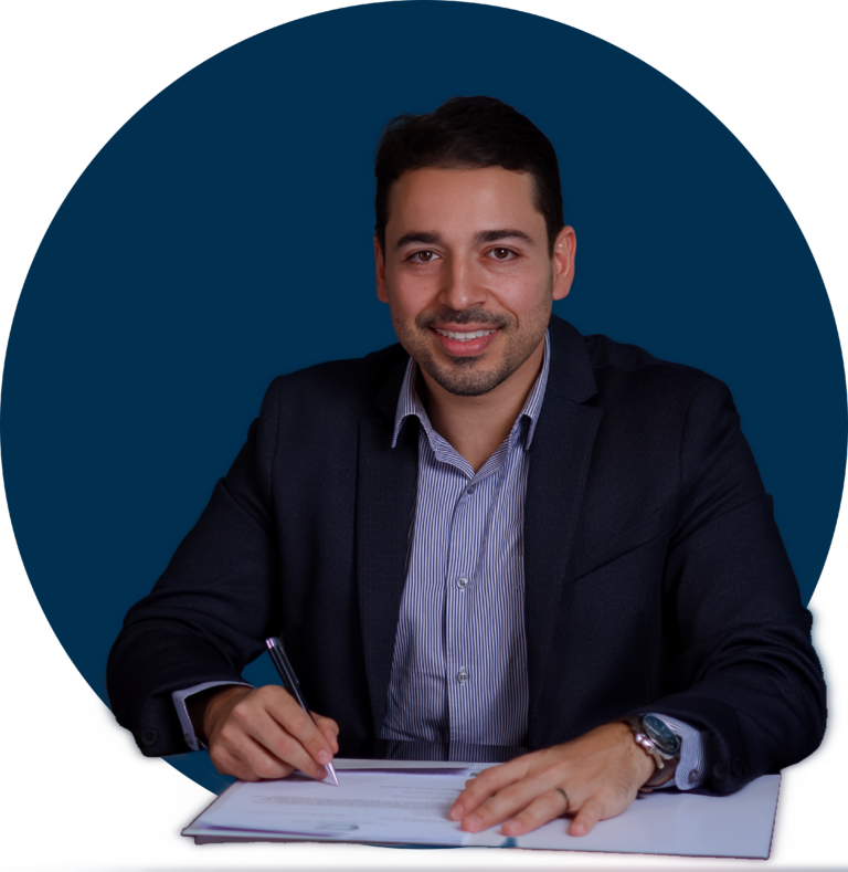 Dr. Caio de Carvalho Zanon em seu consultório, pronto para atendimento médico especializado.