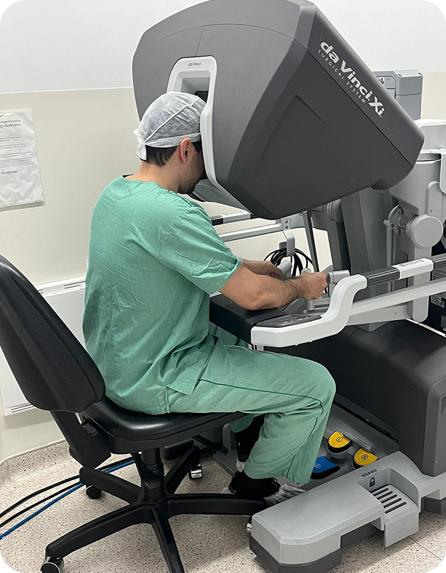 Dr. Caio Zanon operando o sistema robótico Da Vinci para cirurgia digestiva avançada.